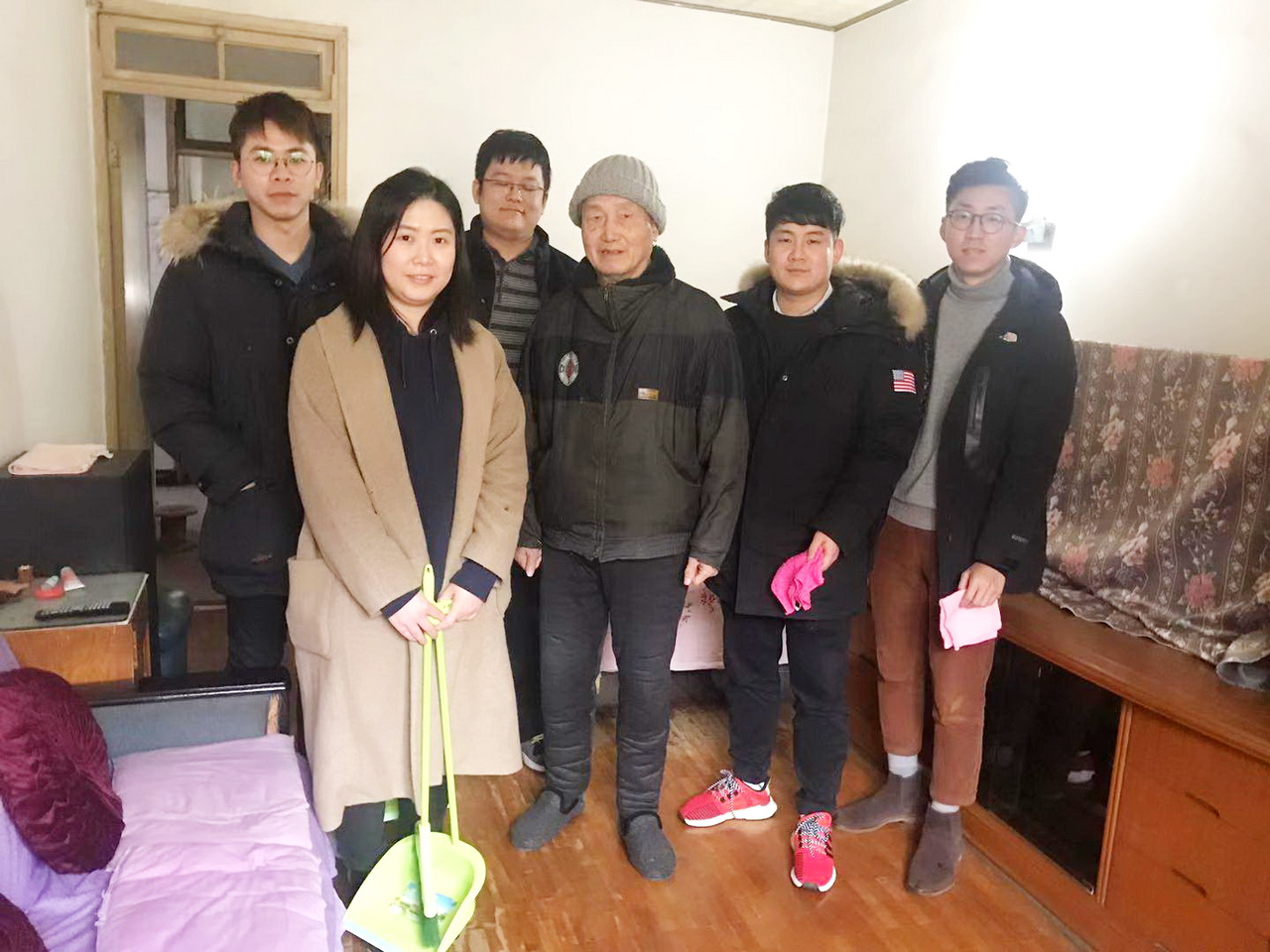 1553391926224504.jpg 配圖1:開(kāi)展“學(xué)雷鋒?進(jìn)社區(qū)”志愿服務(wù)活動(dòng).jpg